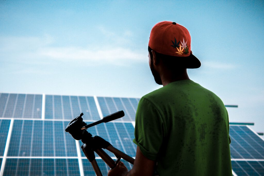 Reinigung einer verschmutzten Solaranlage mit Wasser und Spezialbürste durch Joker-Clean in Bonn