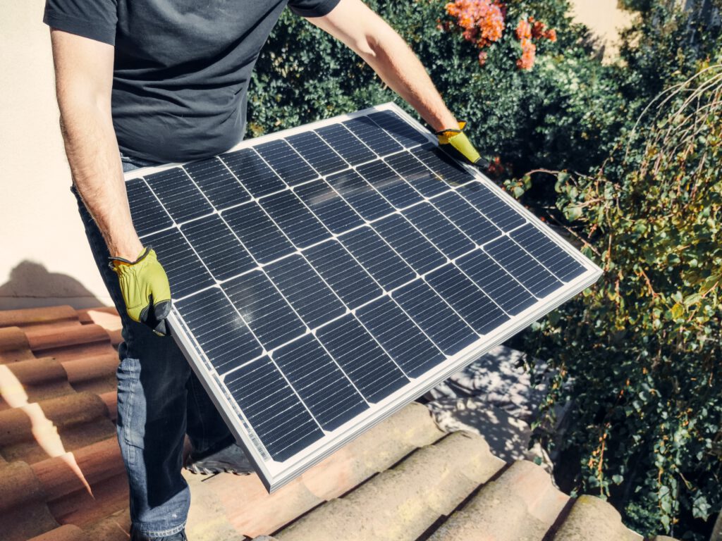 Mitarbeiter von Joker-Clean reinigen eine Solaranlage auf einem Dach in Bonn
